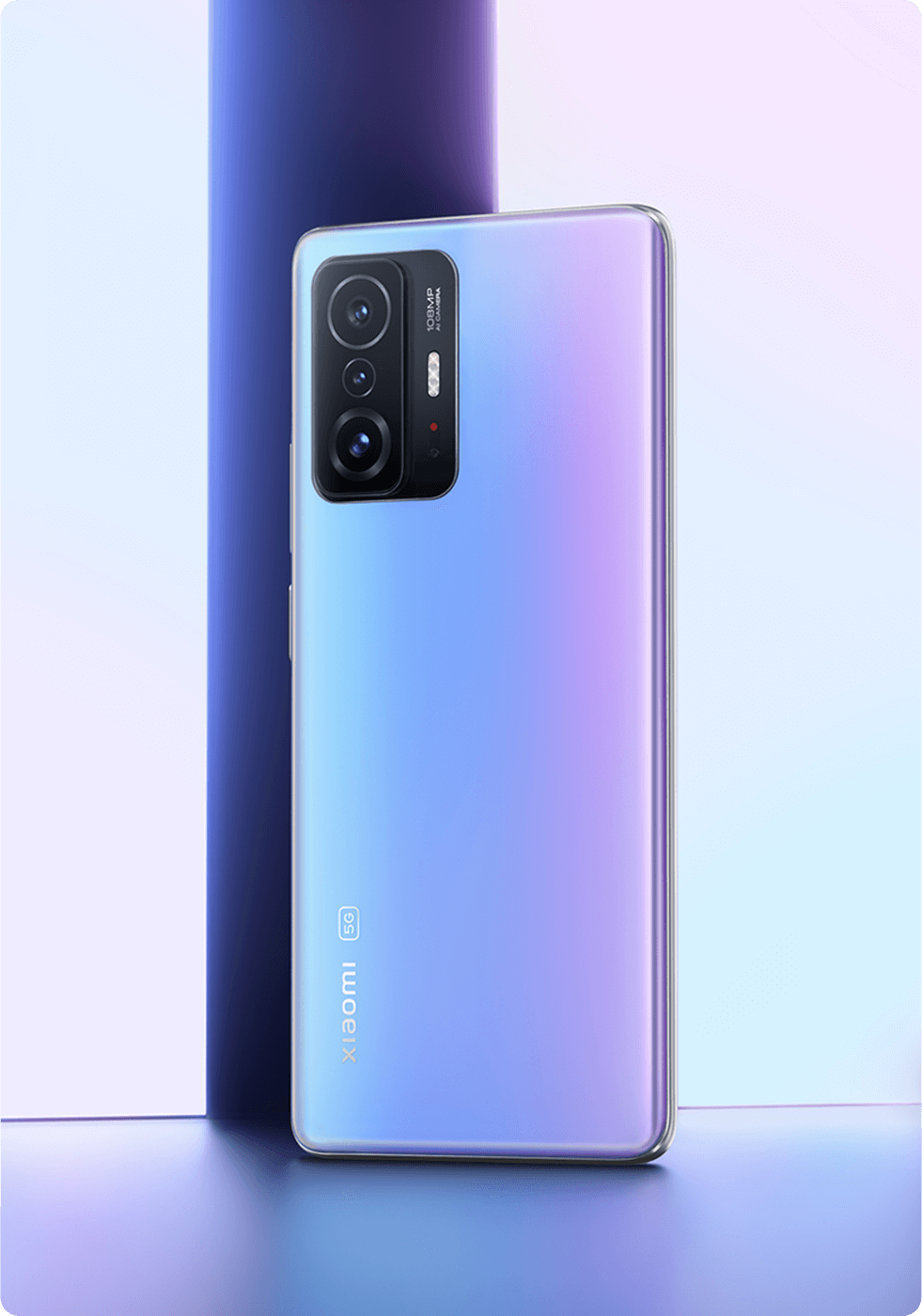 Xiaomi 11T Pro so huu ve ngoai thoi thuong voi mat lung kinh bong bay, khung vien kim loai chac chan tao cam giac cung cap khi cam tren tay