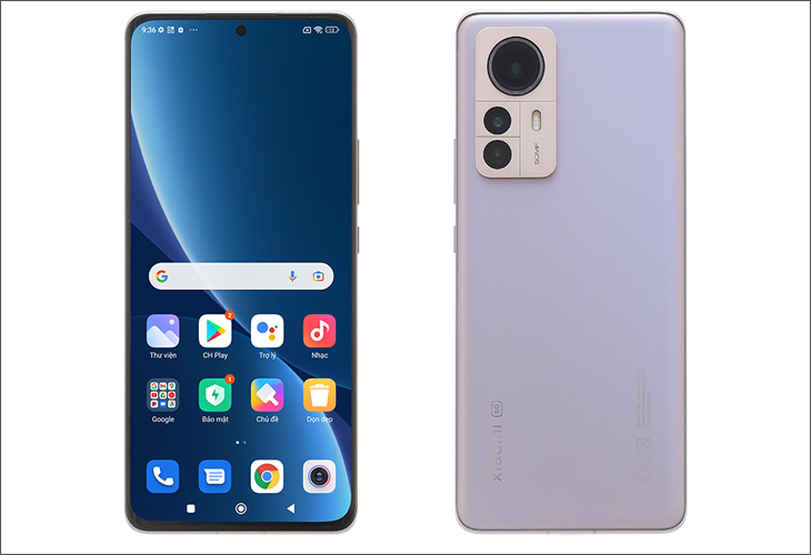 Xiaomi 12 Pro so huu thiet ke sang trong voi mat lung kinh cao cap, khung vien kim loai chac chan va cac duong bo cong mem mai mang lai cam giac cam nam thoai mai