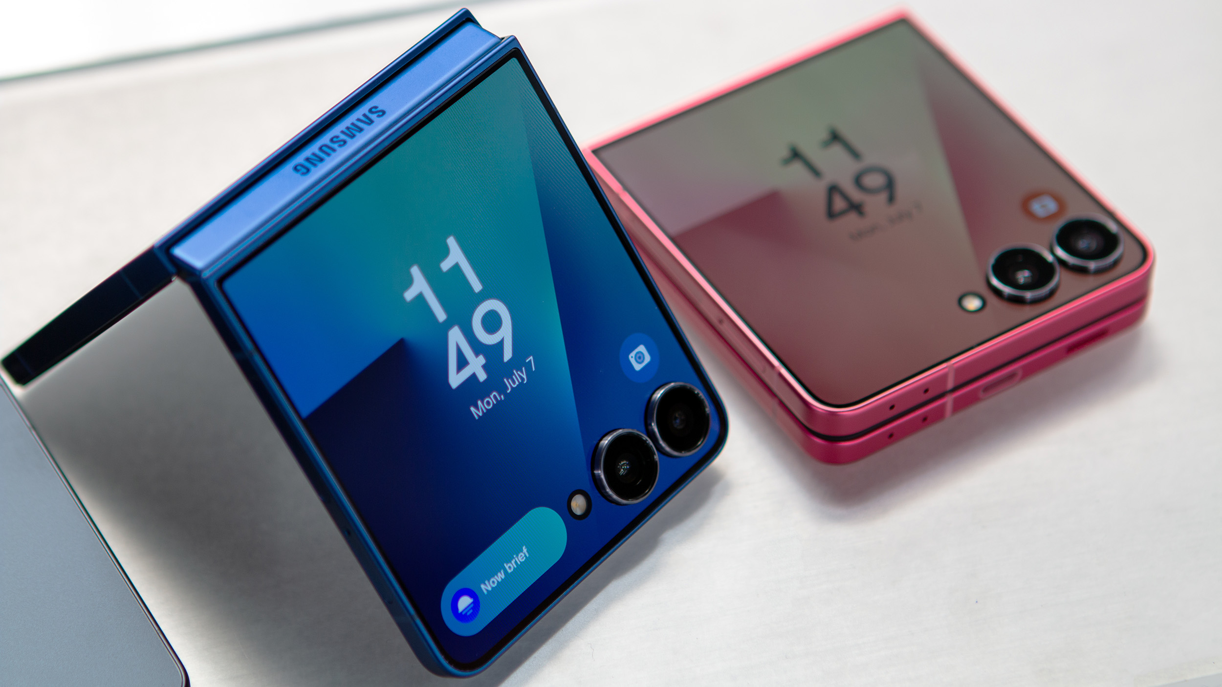 Nhin chung, Galaxy Z Flip 7 khong thay doi hoan toan so voi Z Flip 6 nhung lai mang den nhieu cai tien quan trong o nhung diem then chot: thiet ke ben hon, man hinh sang hon, hieu nang manh hon, camera toi uu va pin lau hon