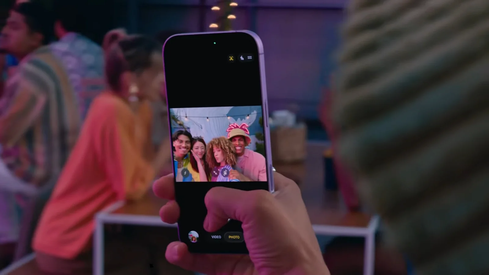 Center Stage tự động mở rộng trường nhìn, xoay và đưa tất cả mọi người vào trong một khung hình